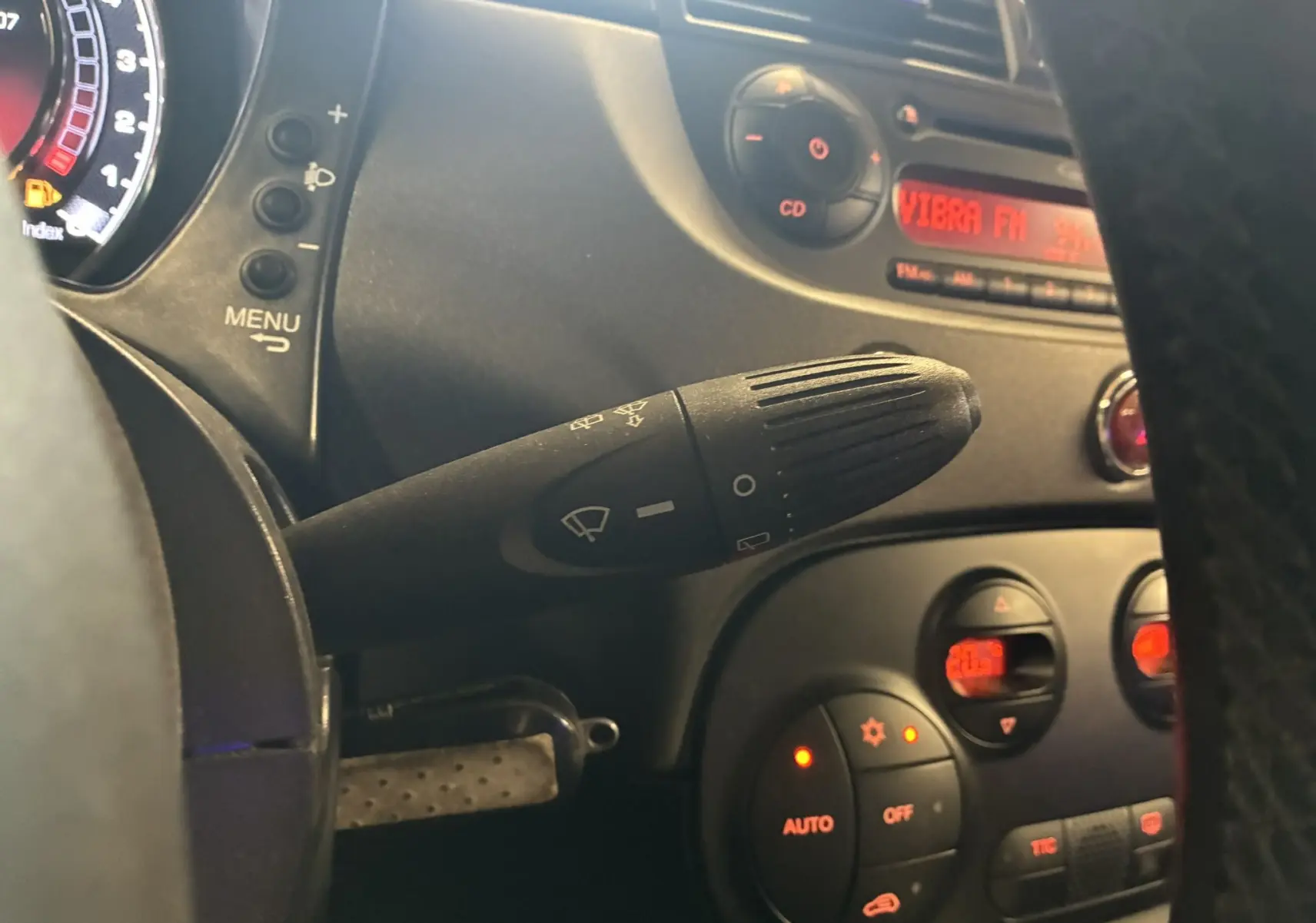 Gros plan sur la commande d’essuie-glace côté gauche du tableau de bord d’un Abarth 500 Competizione rouge et gris de 2016.