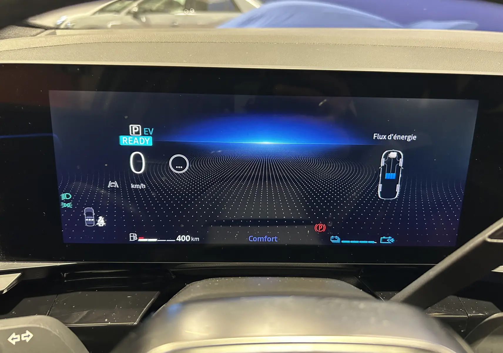 Tableau de bord numérique du Renault Austral blanc nacré, affichant le flux d'énergie et la vitesse à 0 km/h.