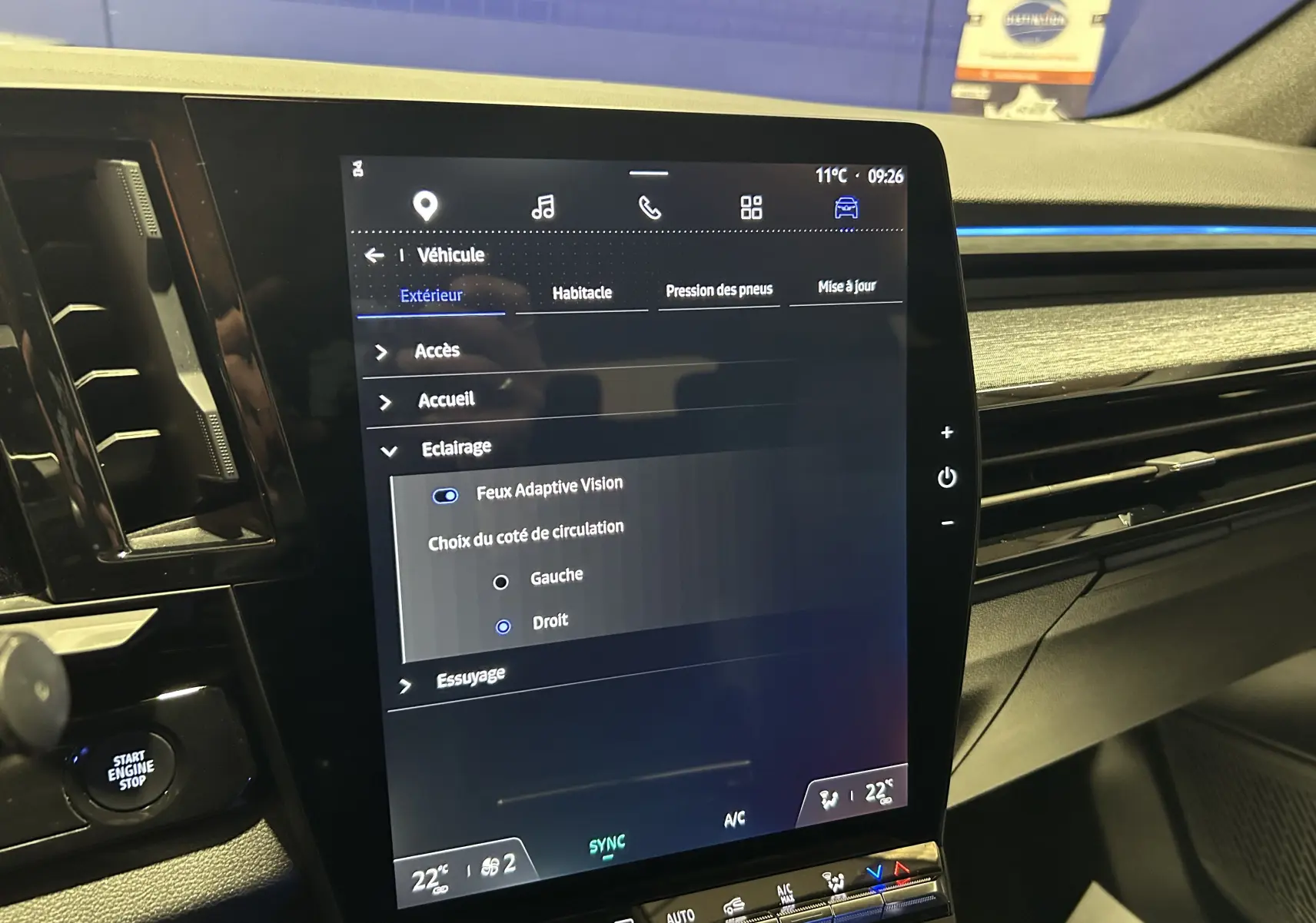 Vue intérieure centrée sur l’écran tactile du tableau de bord du Renault Austral blanc nacré, avec détails de l’interface affichée.