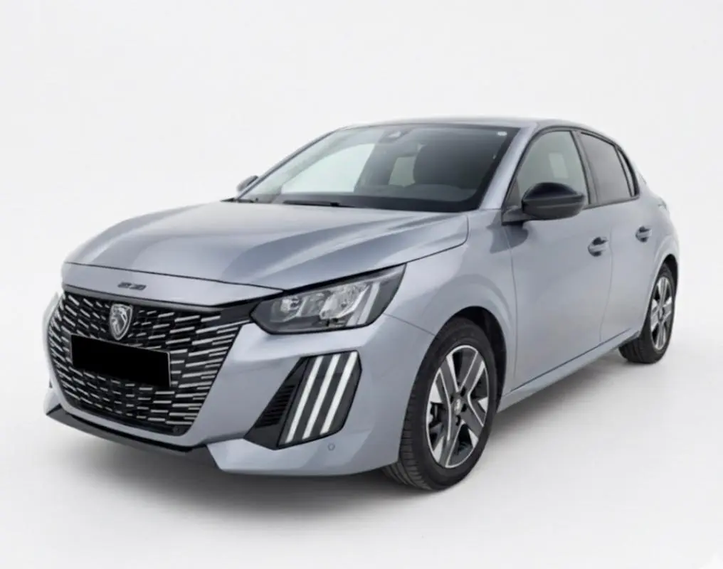 Peugeot 208 Hybrid 110 e-DCS6 Allure gris vue 3/4 avant avec calandre noire et feux LED verticaux distinctifs.