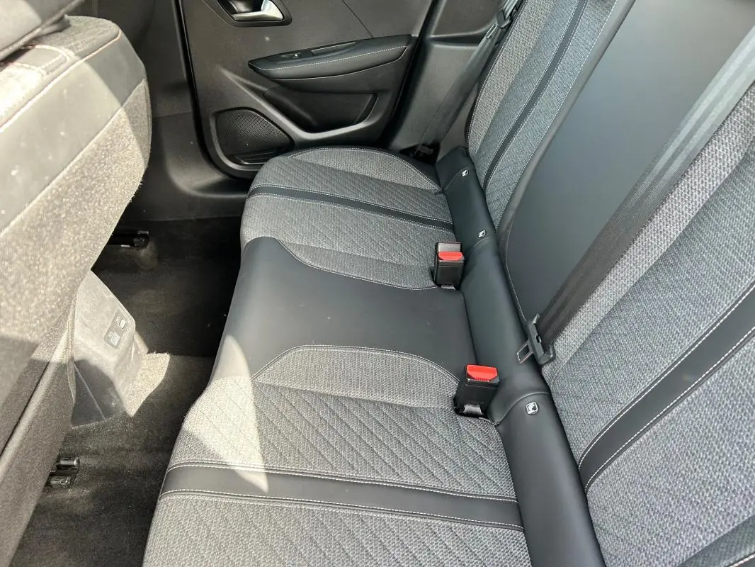 Vue intérieure côté droit des sièges arrière gris et tissu du Peugeot 208 Hybrid 110 e-DCS6 Allure 2024.