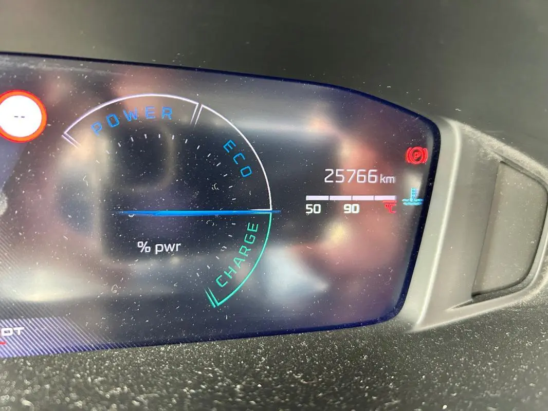 Tableau de bord numérique du Peugeot 208 Hybrid 110 e-DCS6 Allure 2024 montrant l'indicateur de puissance et le compteur kilométrique.