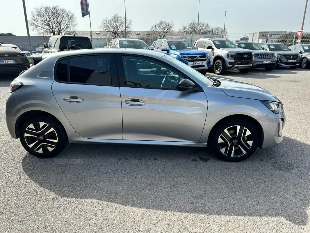 Peugeot 208 Hybrid 110 e-DCS6 Allure gris vue de profil côté gauche, avec jantes alliage distinctives.