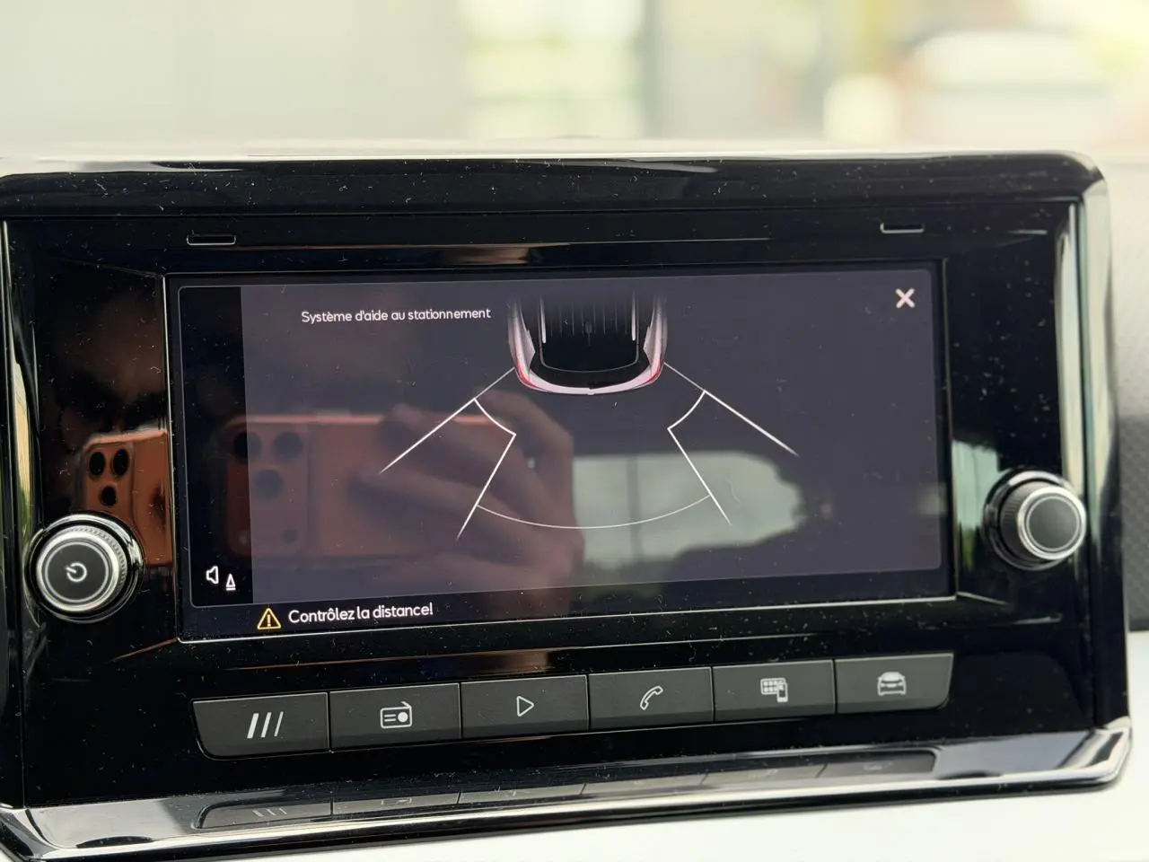 Écran tactile du système d’aide au stationnement dans l’habitacle du SEAT Arona blanc, vue rapprochée.