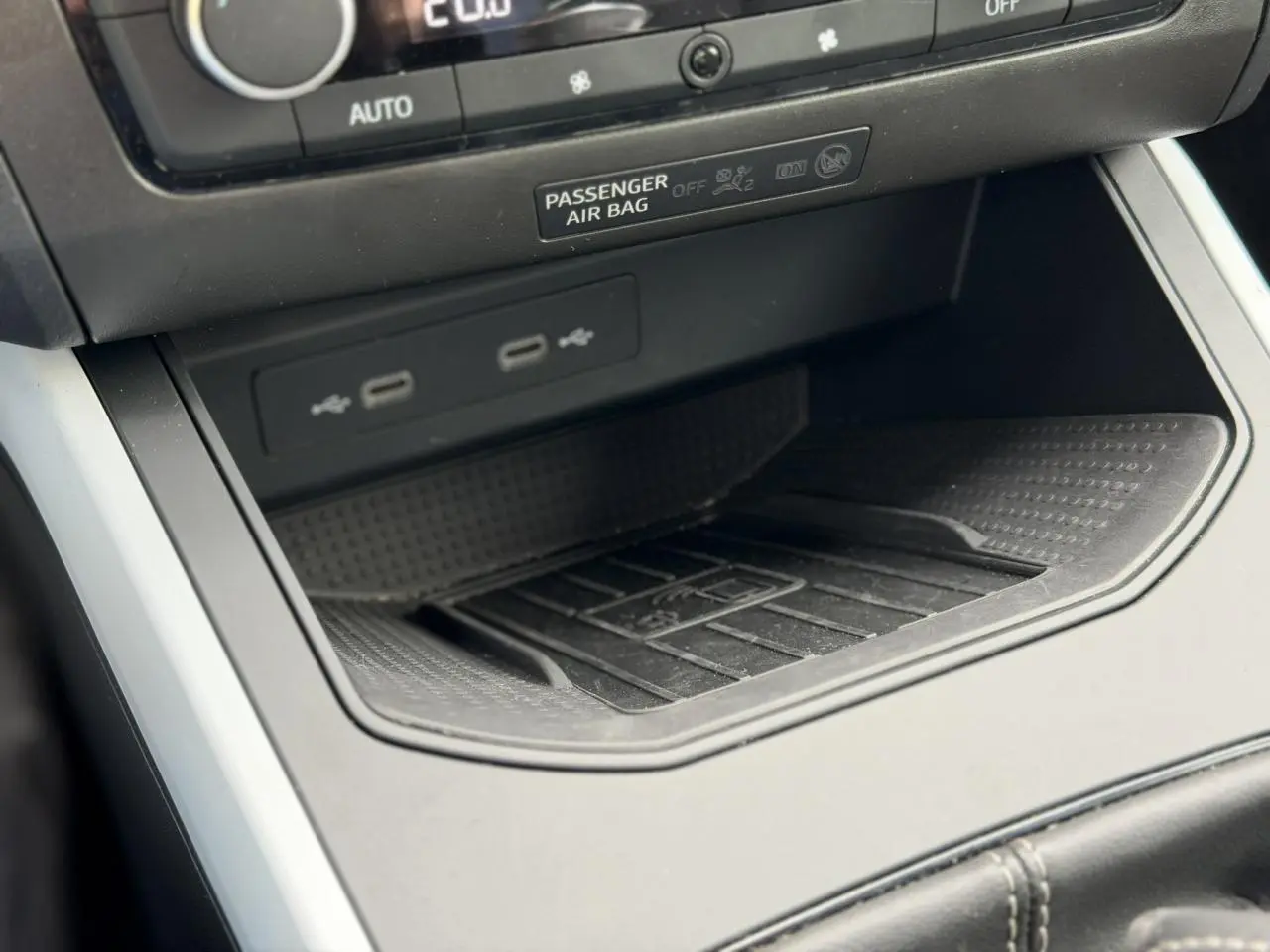 Gros plan sur la console centrale du SEAT Arona TSI 115 Style 2025, montrant les ports USB et le rangement antidérapant noir.