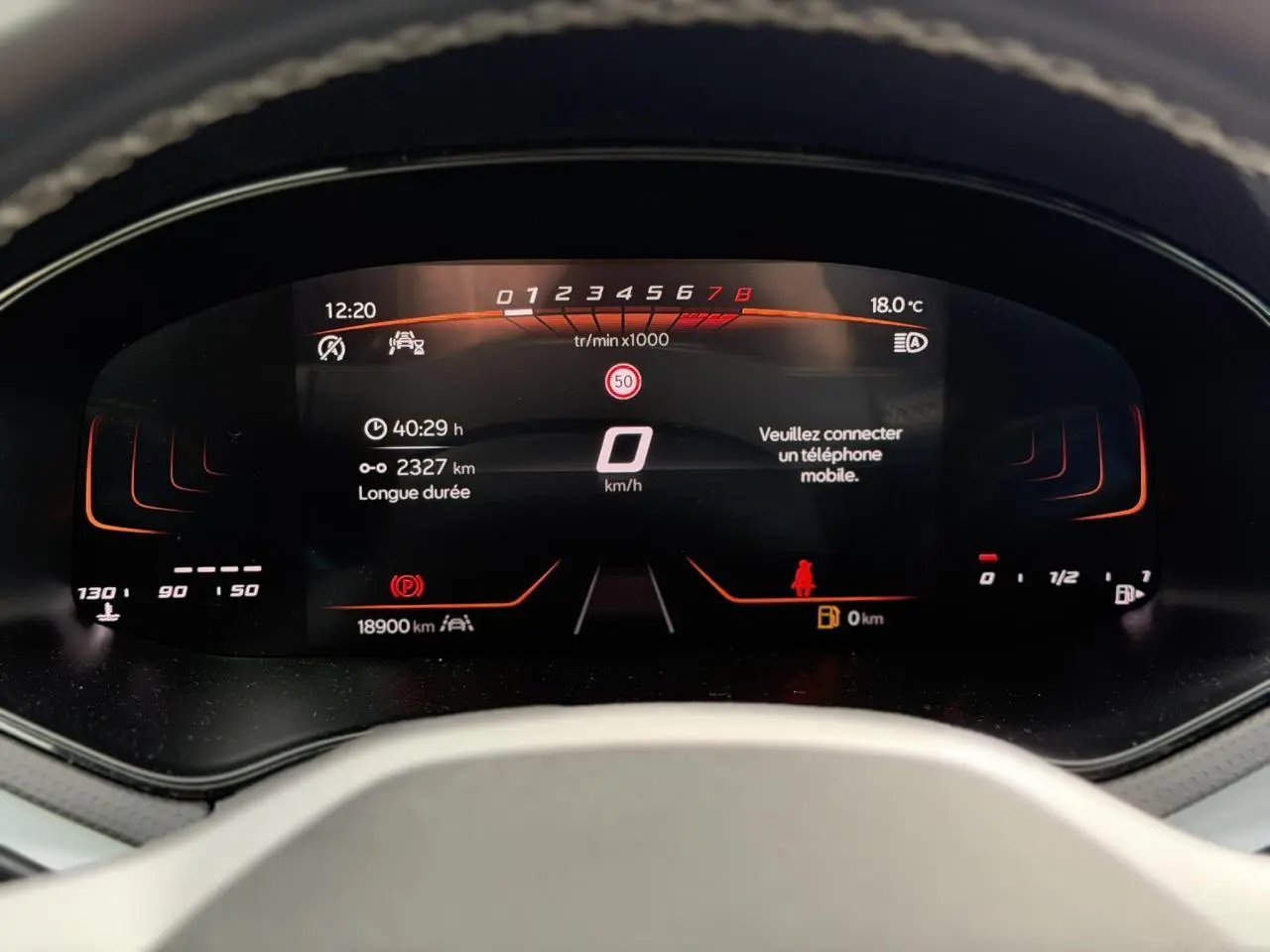 Vue rapprochée du combiné d'instruments digital du SEAT Arona TSI 115 Style, affichage clair et moderne.