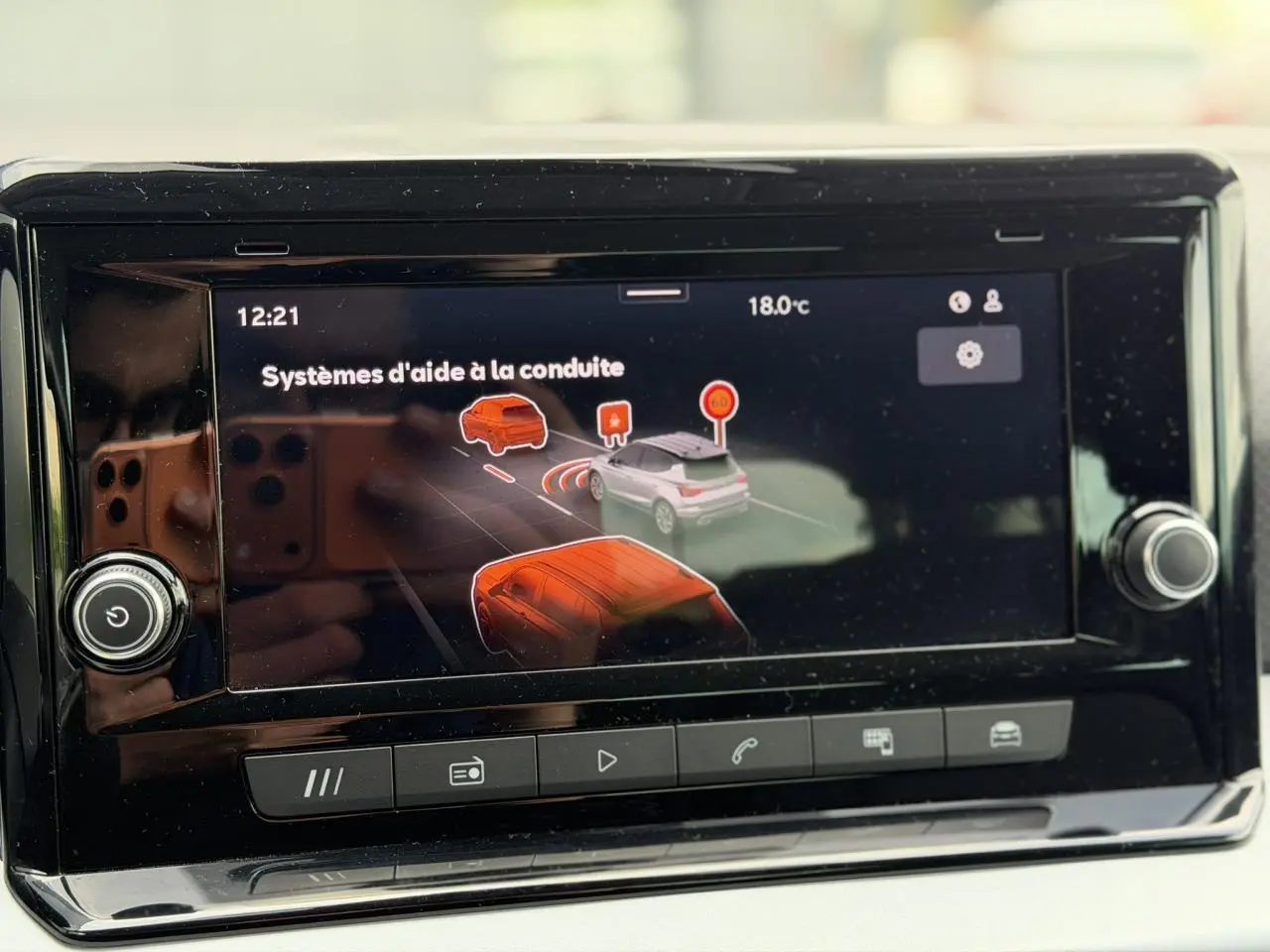 Écran tactile du système d'info-divertissement du SEAT Arona montrant l'aide à la conduite, vue intérieure centrale.