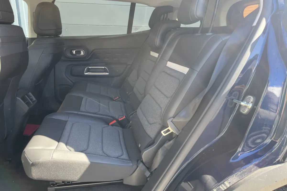 Vue intérieure côté droit des trois sièges arrière individuels en tissu et cuir du Citroën C5 Aircross Bleu Eclipse 2025.