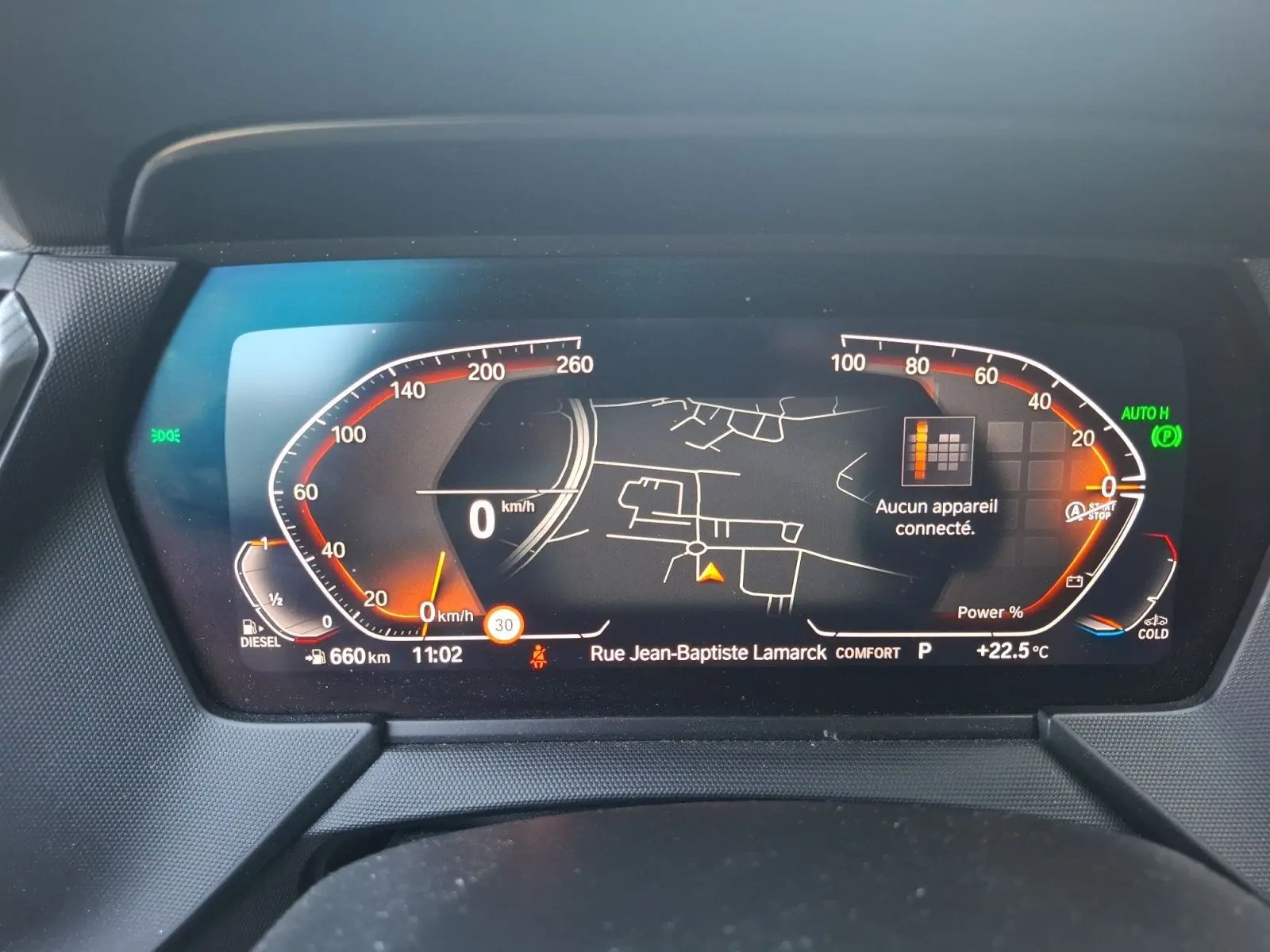 Tableau de bord numérique de BMW Série 1 118D M Sport, affichant la navigation et la vitesse à 0 km/h.