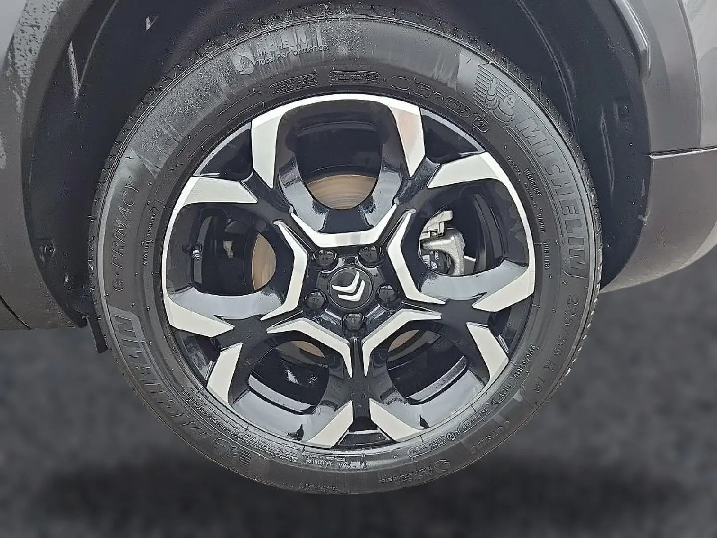 Gros plan sur la jante alliage noire et argentée du Citroën C5 Aircross gris, pneu Michelin visible.