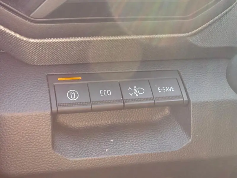 Gros plan sur les boutons de commande du tableau de bord du Dacia Bigster gris Schiste, avec mode ECO et E-SAVE visibles.