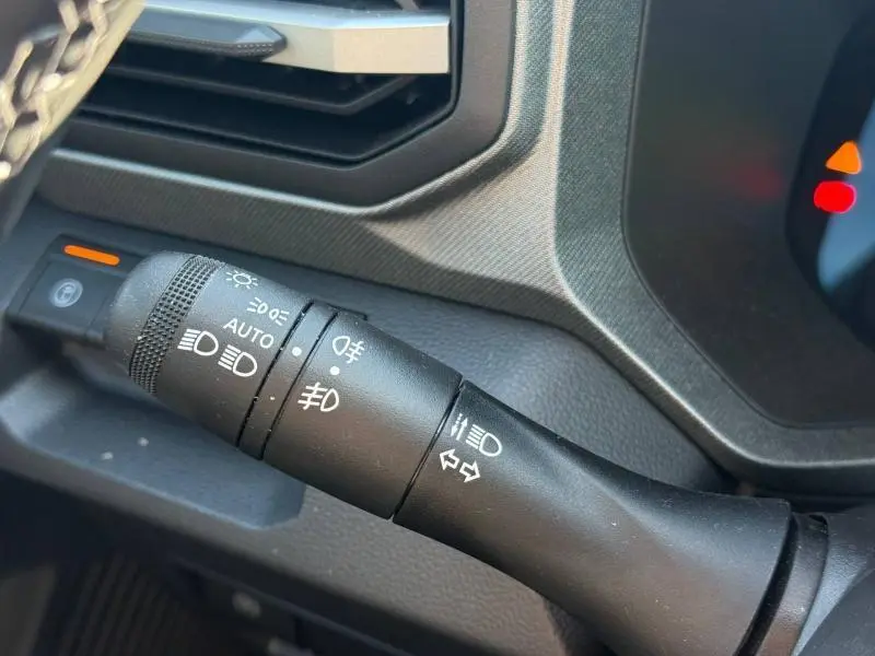 Gros plan sur la commande des phares et clignotants du Dacia Bigster 2025, intérieur noir texturé.