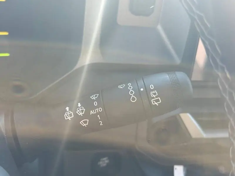 Gros plan sur la commande des essuie-glaces du Dacia Bigster 2025, intérieur gris avec marquages blancs.