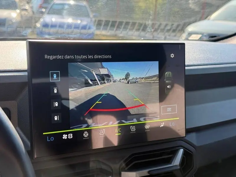 Écran tactile intérieur du Dacia Bigster 1.8 hybrid 2025 montrant la caméra de recul en fonctionnement.
