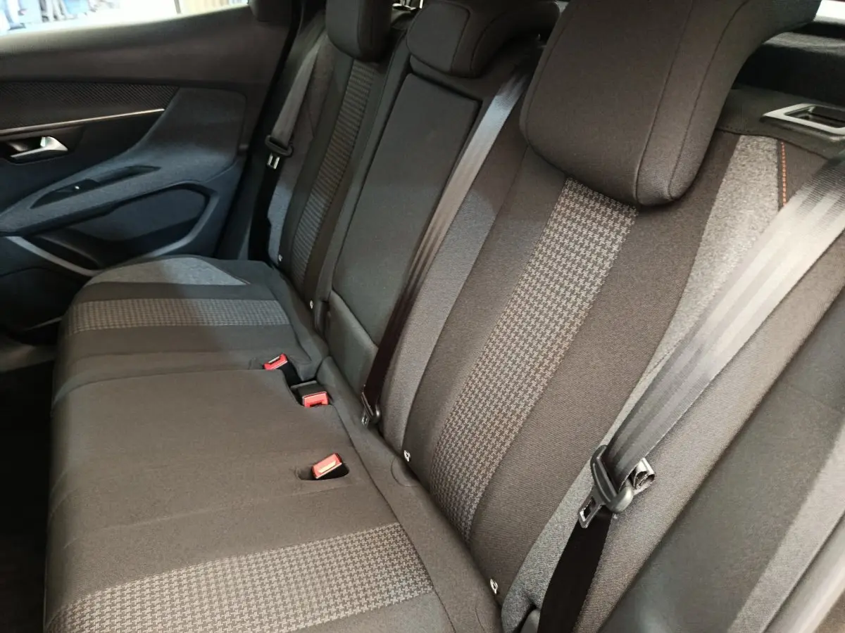 Vue côté droit de la banquette arrière grise du Peugeot 3008 2020 avec ceintures et appuie-têtes intégrés.