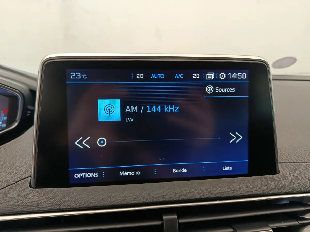 Écran tactile central du Peugeot 3008 gris foncé affichant la radio AM à 144 kHz en intérieur véhicule.