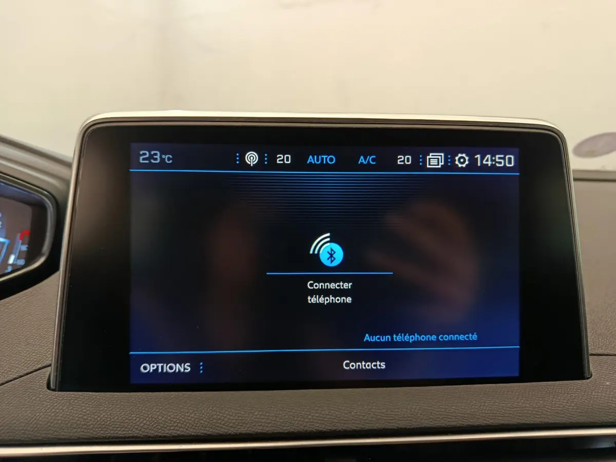 Écran tactile central du tableau de bord du Peugeot 3008 gris foncé affichant la connexion Bluetooth au téléphone
