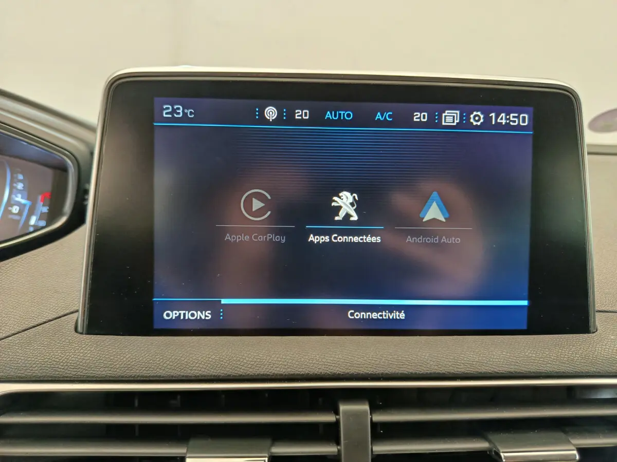 Écran tactile central du tableau de bord du Peugeot 3008 gris foncé affichant les options Apple CarPlay et Android Auto.