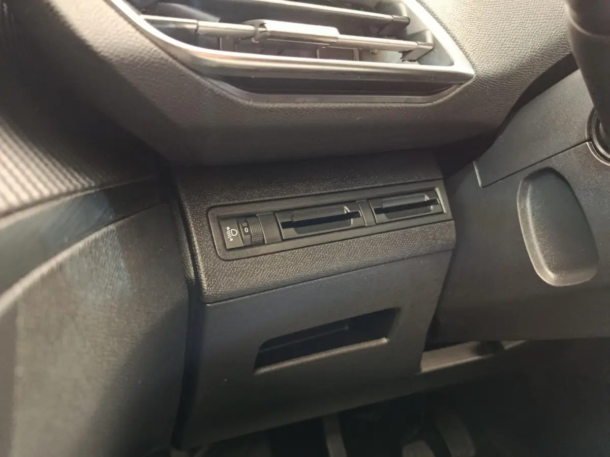 Détail des commandes d'éclairage côté gauche du tableau de bord noir du Peugeot 3008 Puretech 130 S&S Active Business 2020.