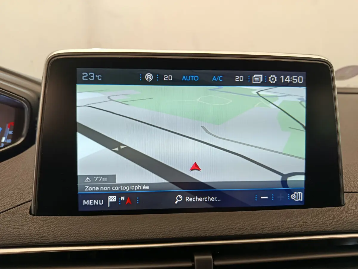 Écran tactile central du tableau de bord du Peugeot 3008 2020 affichant la navigation GPS en intérieur.