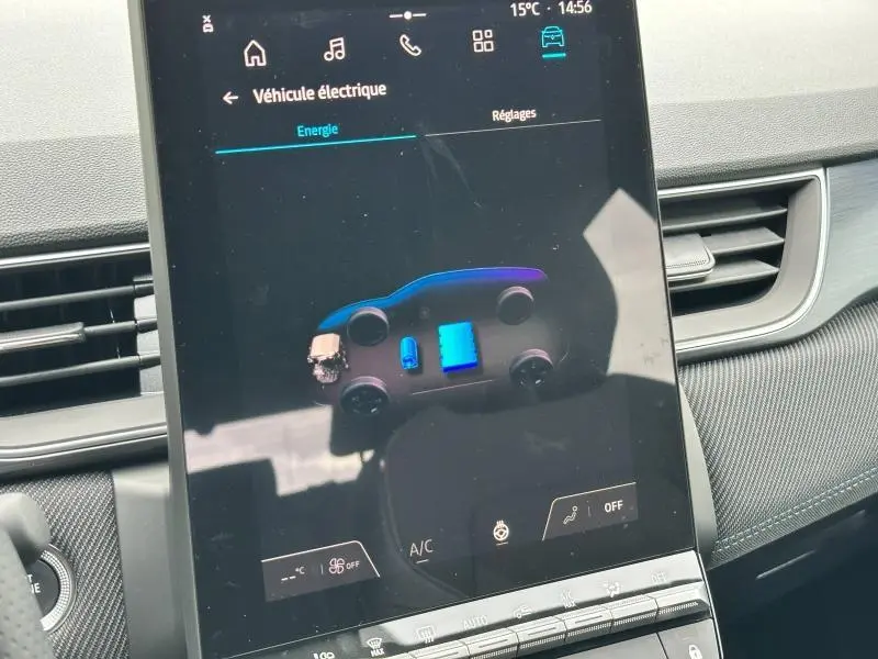 Écran tactile intérieur du Renault Captur 2025 montrant l'énergie hybride, avec tableau de bord et aérateurs visibles.