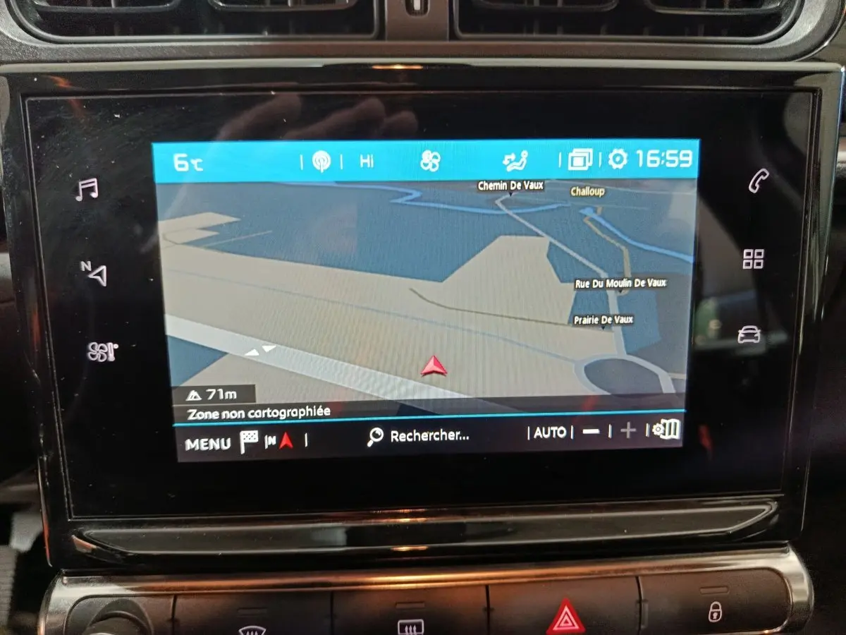 Écran tactile central de navigation de la Citroën C3 2024, affichage carte et commandes autour en noir brillant.