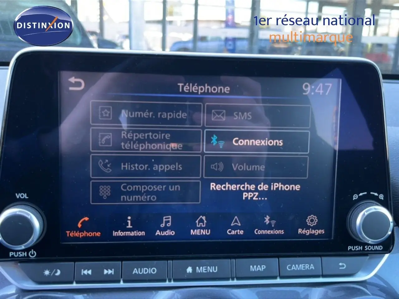 Écran tactile central du Nissan Juke Hybrid 2024 affichant le menu téléphone avec options de connexion Bluetooth.