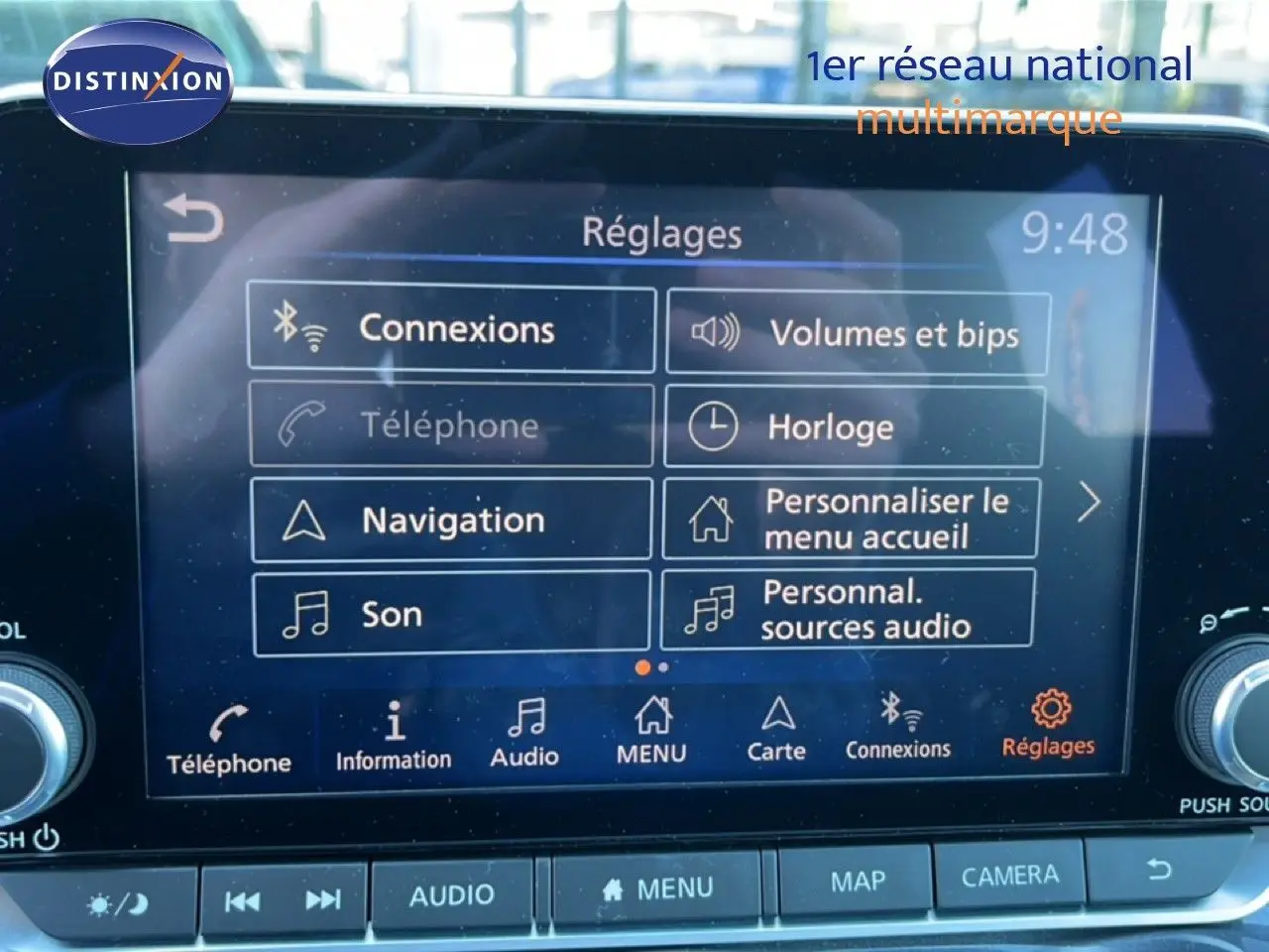 Écran tactile de la console centrale du Nissan Juke 2024 affichant le menu Réglages, vue rapprochée.