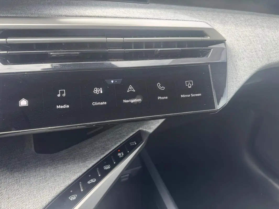 Détail de la console centrale tactile du Peugeot 5008 noir, avec commandes climatisation et multimédia visibles.