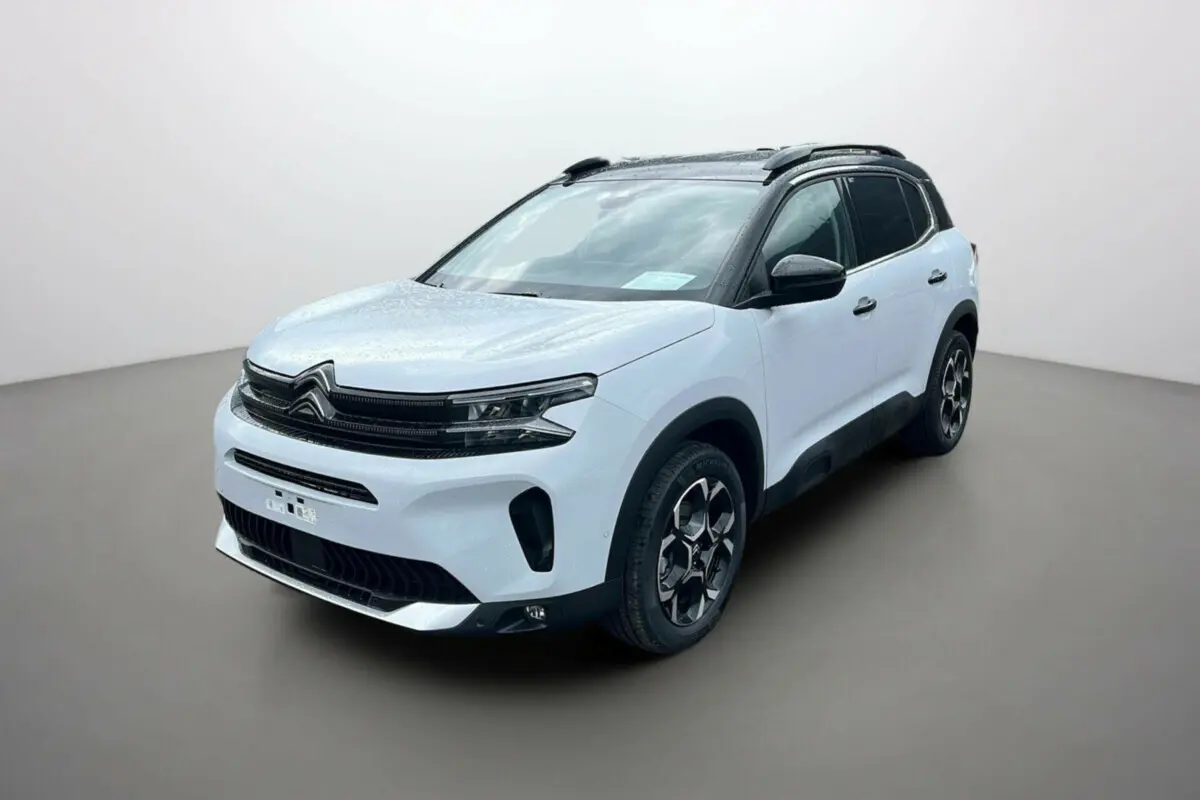 Citroën C5 Aircross blanc okénite en 3/4 avant droit, avec toit noir et jantes alu 18 pouces distinctives.