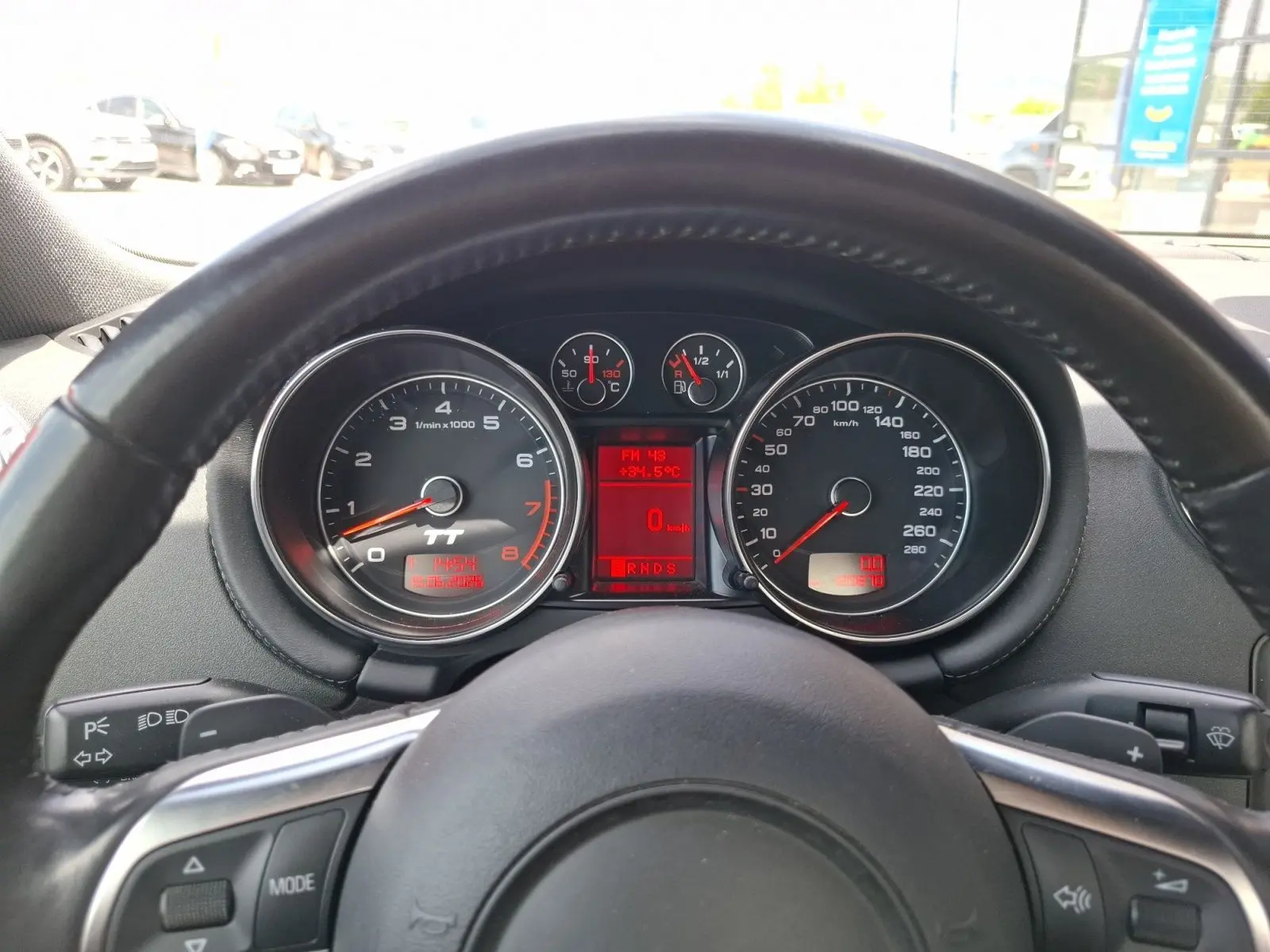 Vue intérieure du tableau de bord de l'Audi TT 3.2 V6 Quattro 2007, avec compte-tours, compteur et palettes au volant visibles.