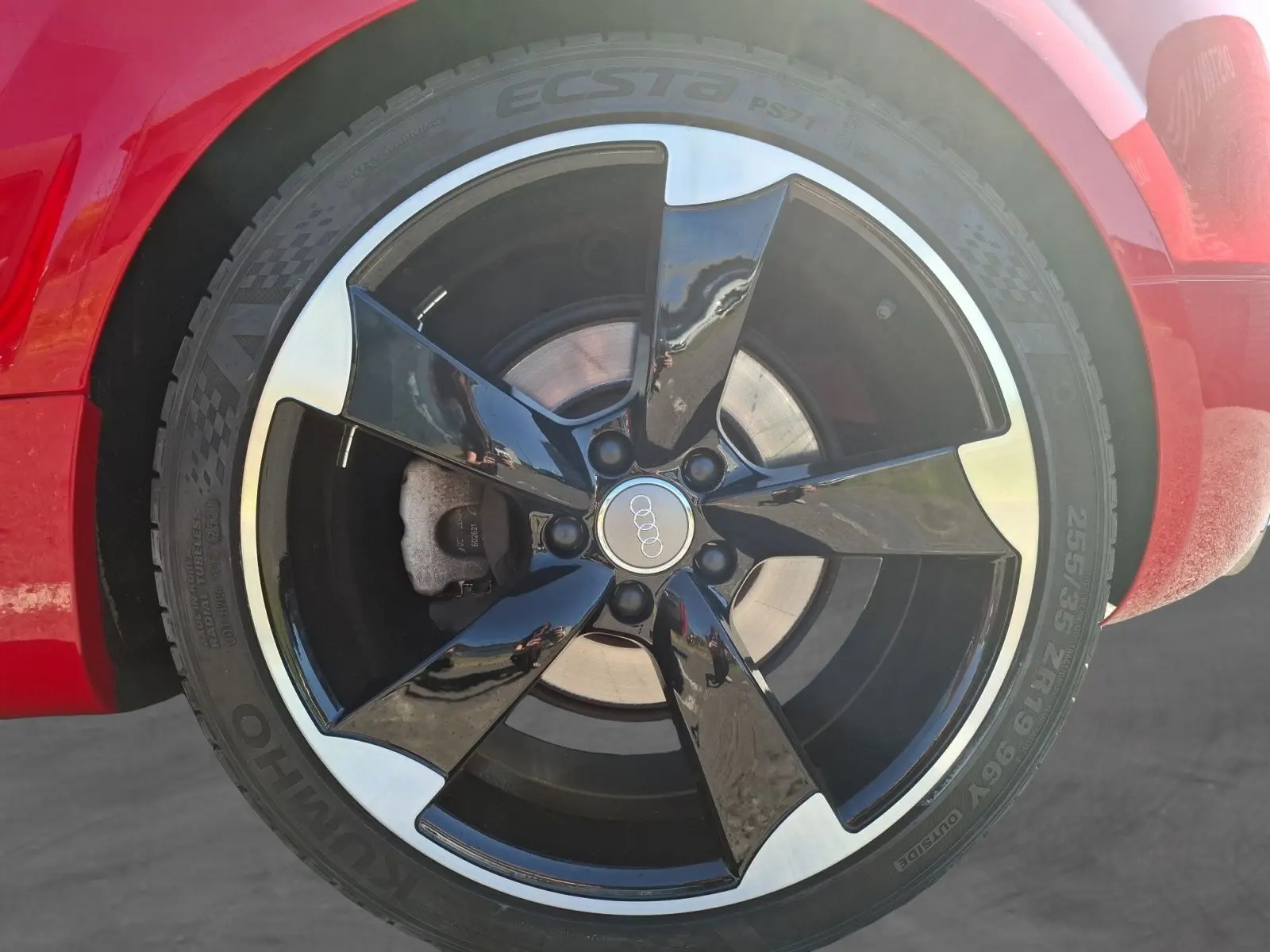 Gros plan sur la jante alliage 19” noire et argentée de l’Audi TT rouge 3.2 V6 Quattro, côté arrière droit.