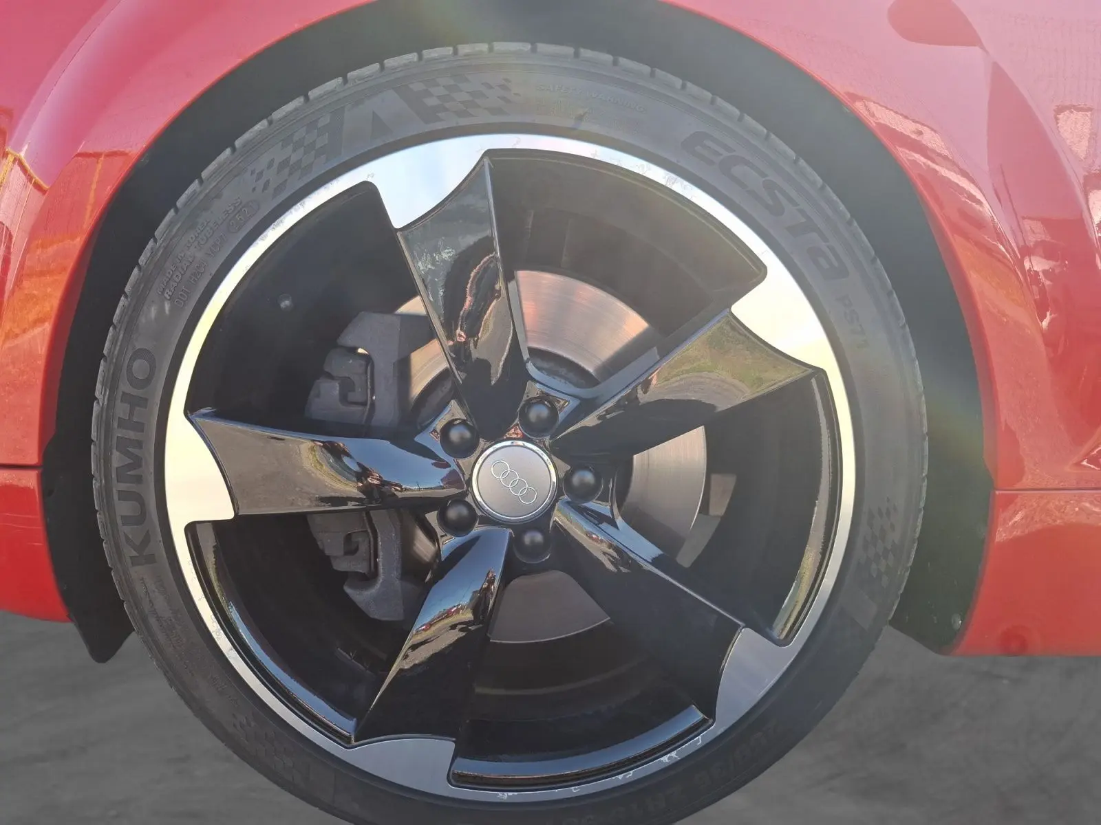 Gros plan sur la jante alliage 19” noire et argentée de l’Audi TT rouge, côté avant droit.