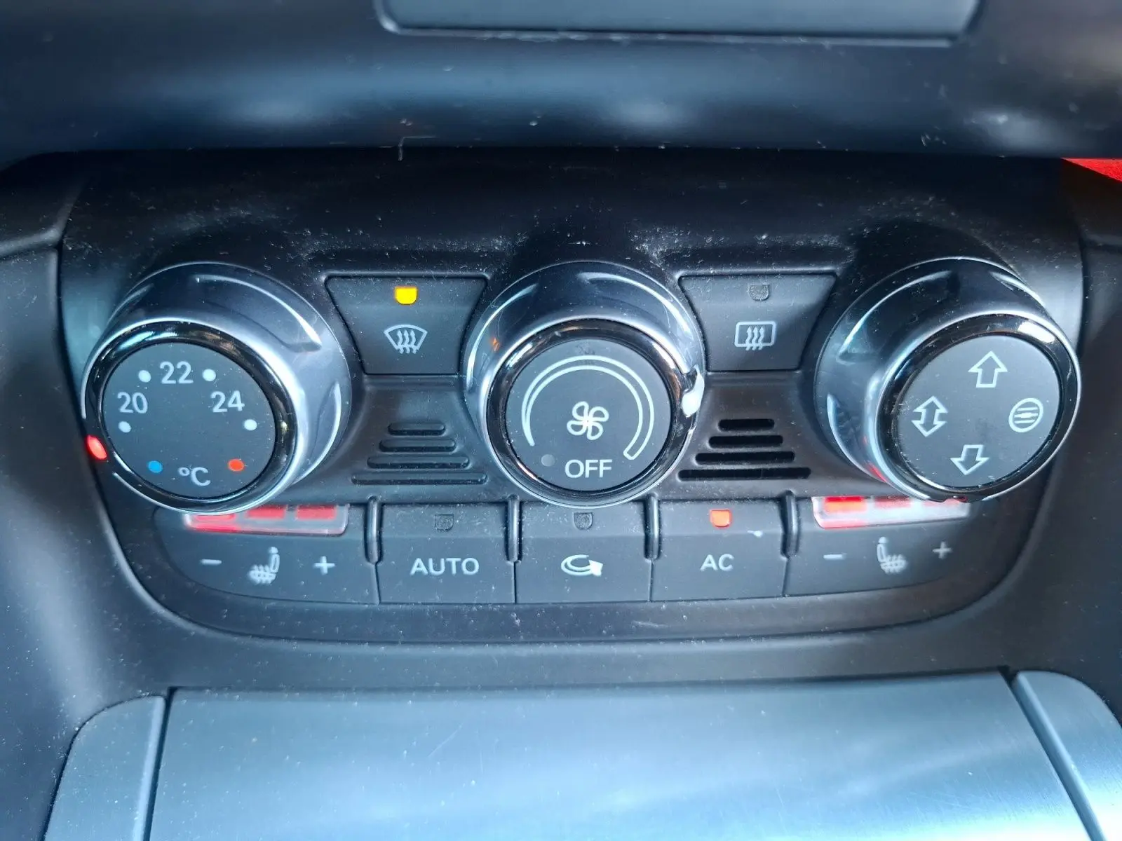 Gros plan sur la console de climatisation automatique de l'Audi TT 3.2 V6 Quattro avec réglages chauffants activés.