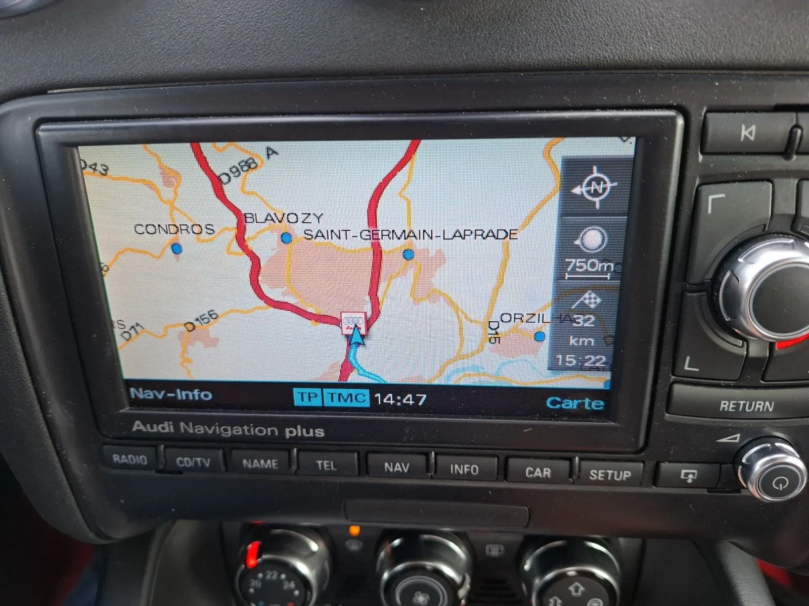 Écran GPS intégré de l'Audi TT 3.2 V6 Quattro 2007, affichant une carte avec commandes autour.