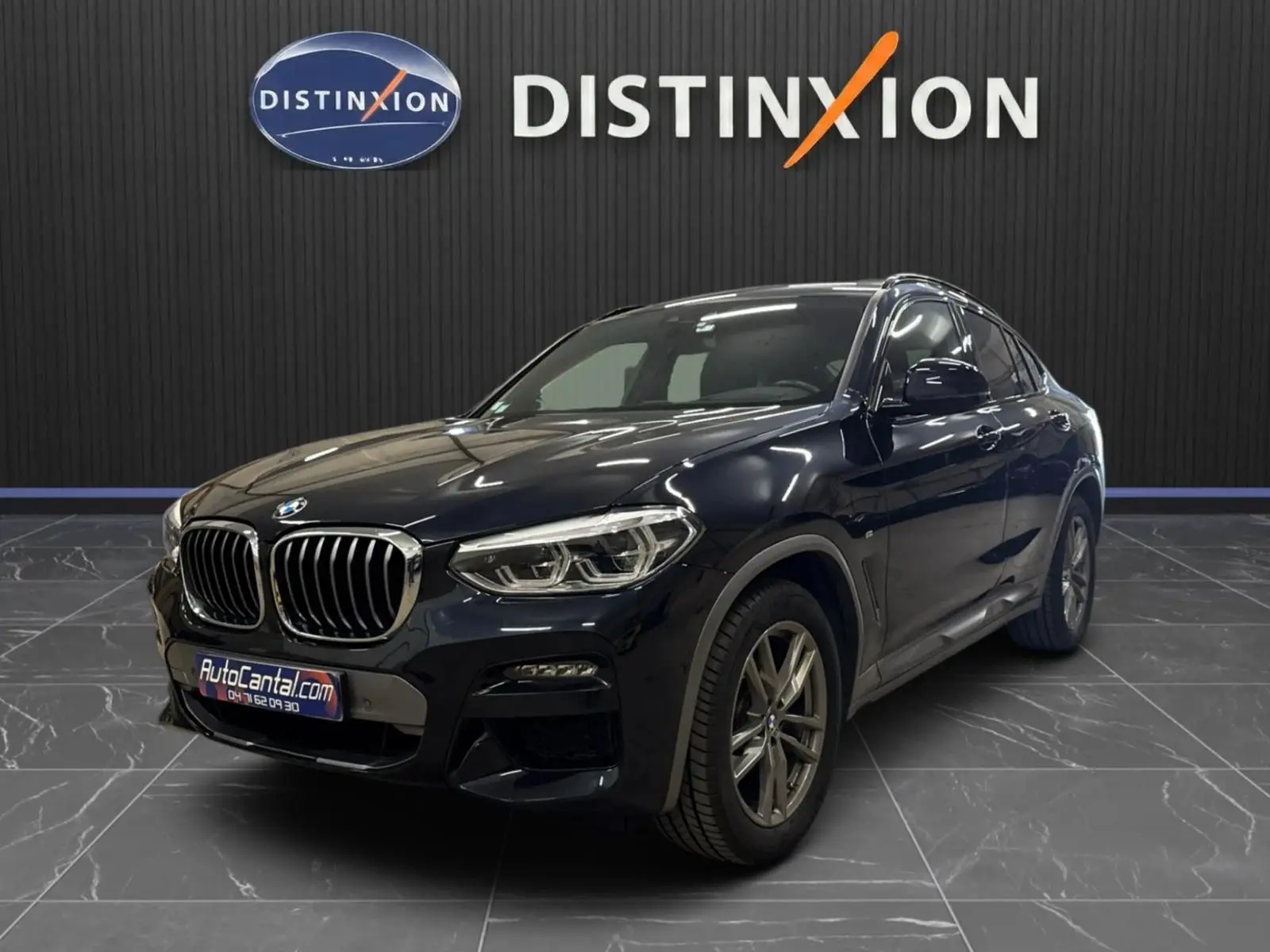 BMW X4 XDrive 20d 190 ch M SPORT en Carbonschwarz, vue 3/4 avant avec calandre et phares LED distinctifs.