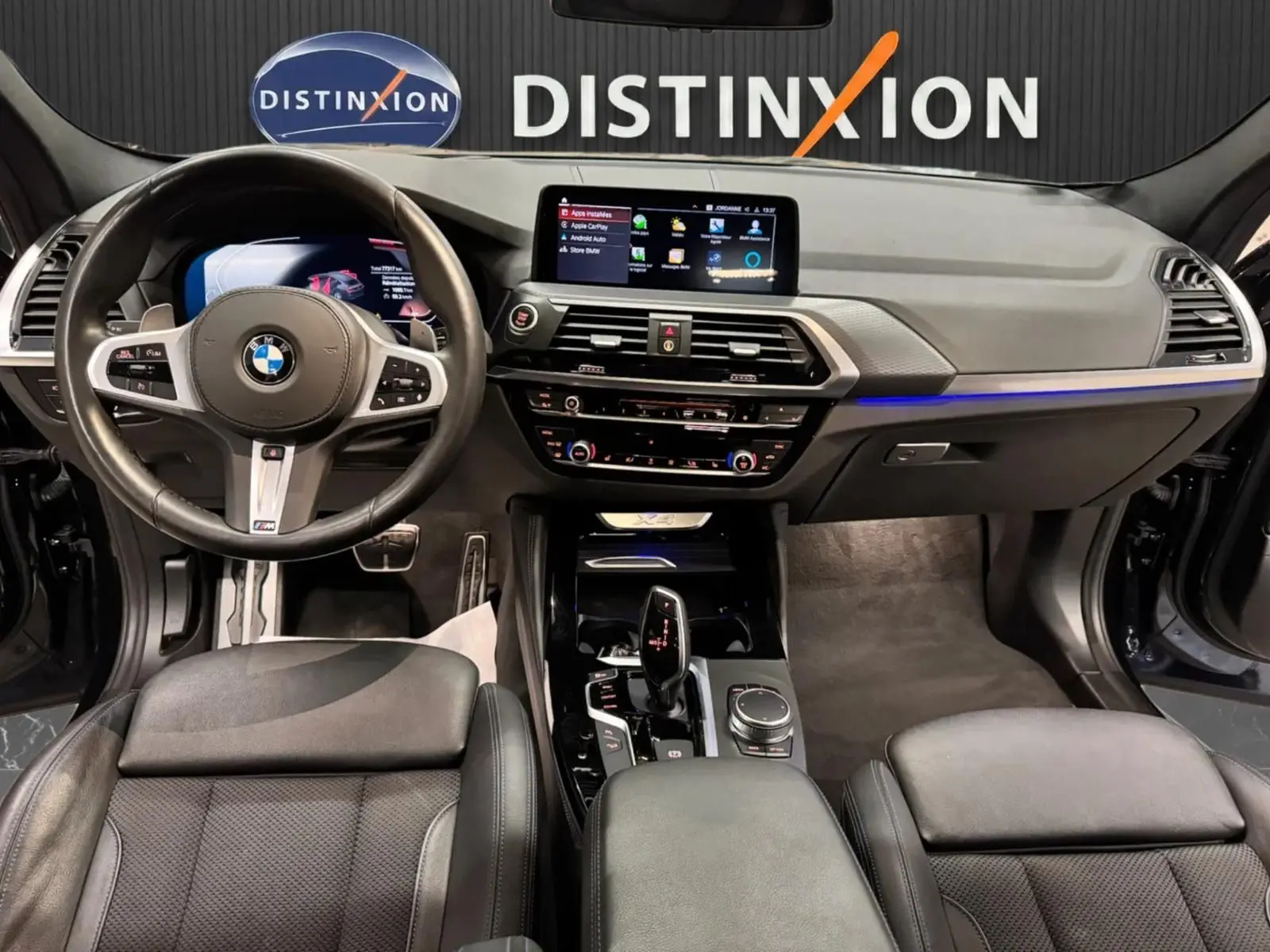 Intérieur BMW X4 XDrive 20d 2020 vu de face, tableau de bord moderne avec écran tactile et volant cuir noir M SPORT.