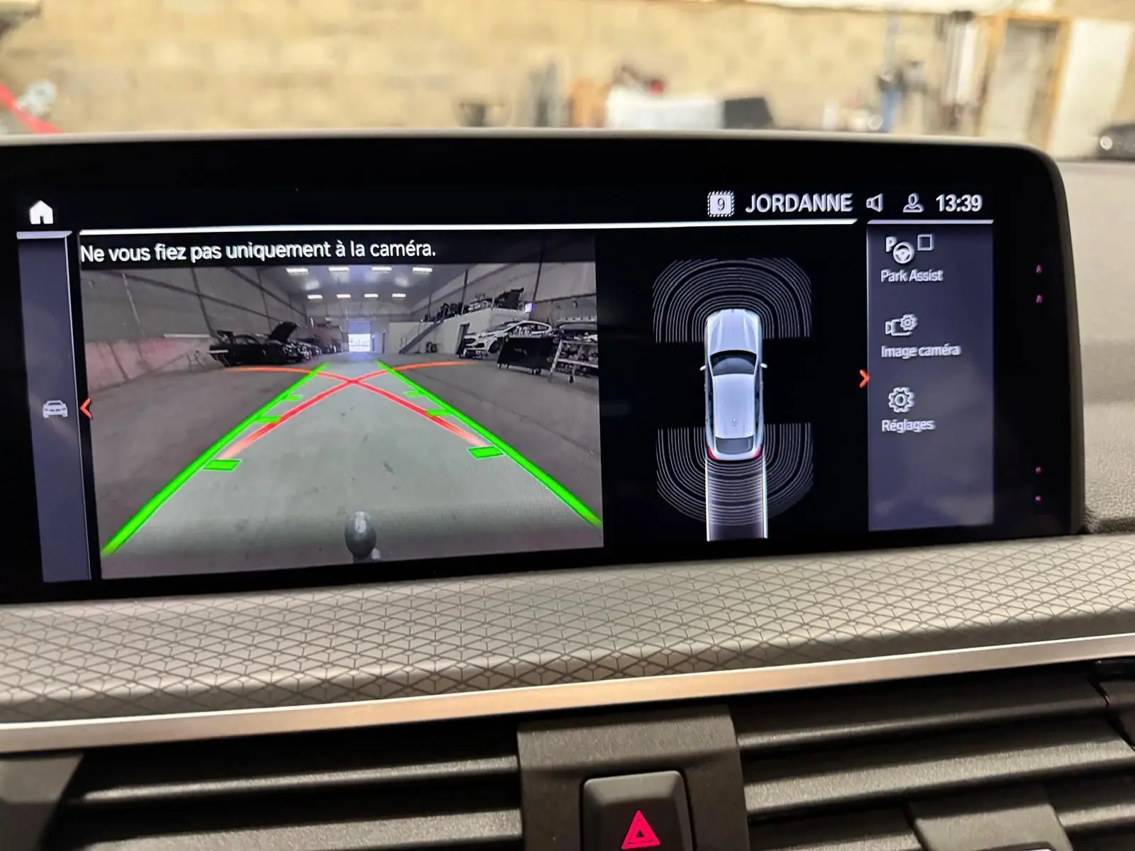 Écran intérieur de BMW X4 XDrive 20d 2020 montrant la caméra de recul et l'assistance au stationnement.