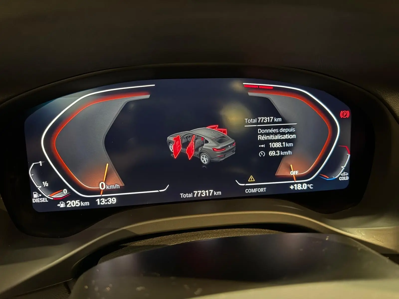 Tableau de bord numérique du BMW X4 XDrive 20d 2020 affichant l'ouverture des portes et les données de conduite.
