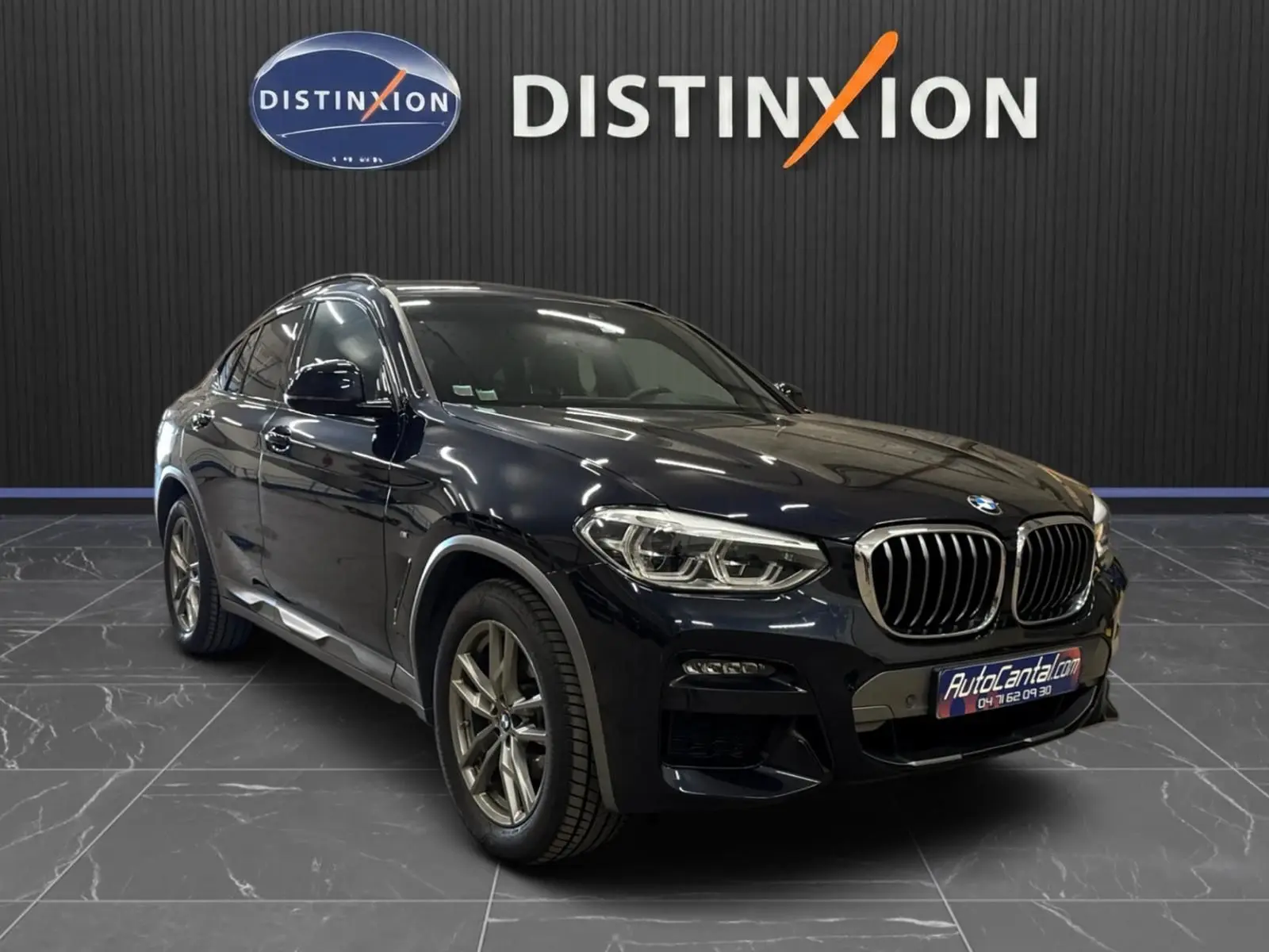 BMW X4 XDrive 20d 2020 en Carbonschwarz, vue 3/4 avant droit, avec calandre chromée et jantes alliage.