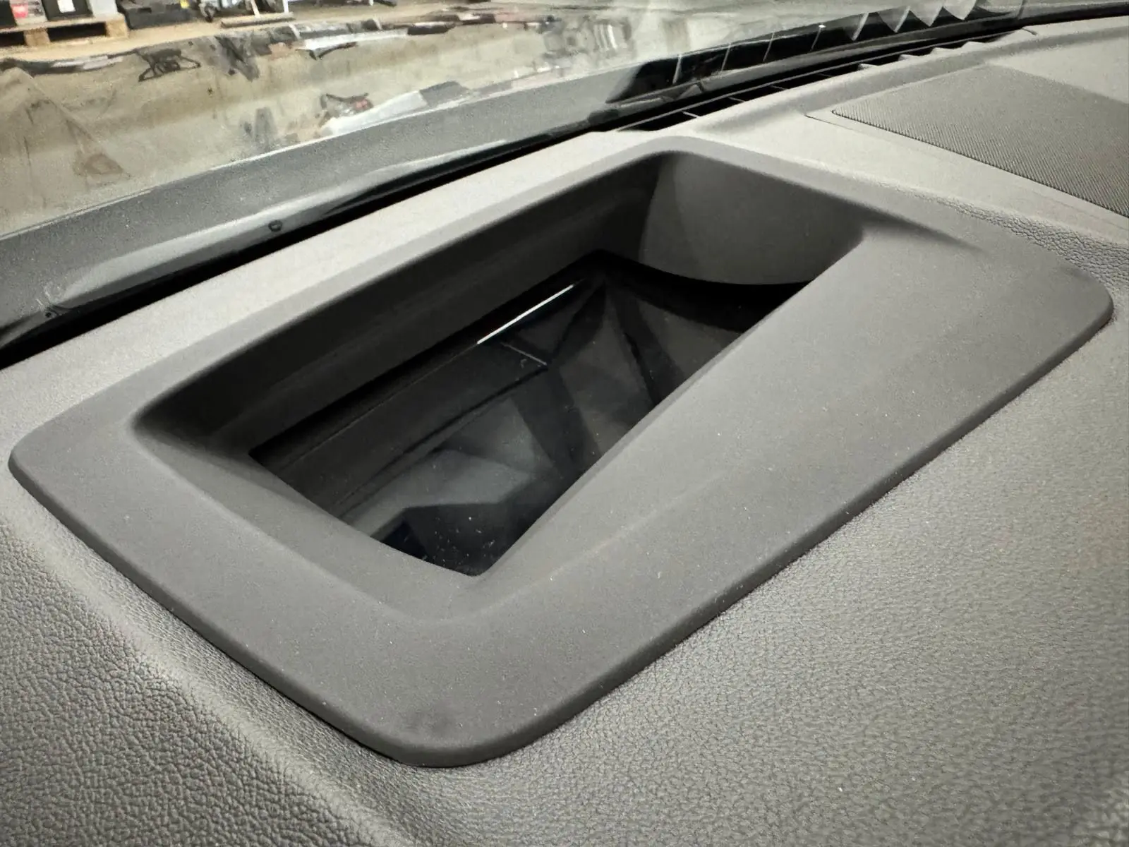 Gros plan sur le tableau de bord noir du BMW X4 XDrive 20d 2020, mettant en valeur l'écran encastré.