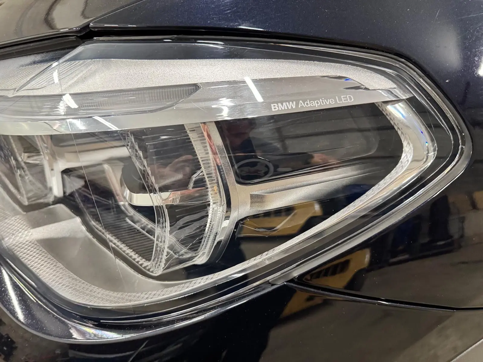Gros plan sur le phare avant droit BMW Adaptive LED d’un BMW X4 XDrive 20d 2020 en Carbonschwarz.
