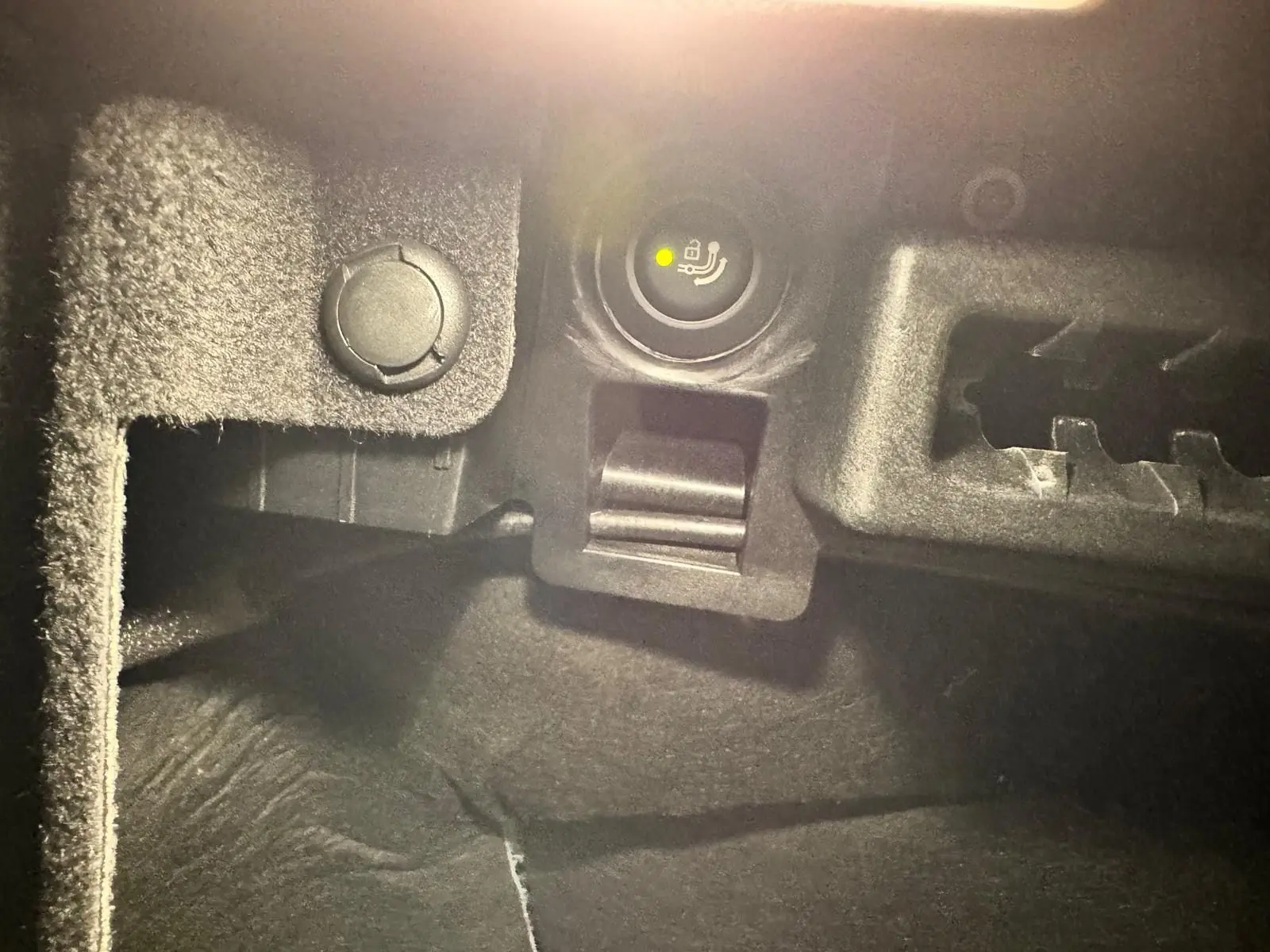 Détail intérieur montrant une prise 12V avec témoin lumineux dans un BMW X4 Carbonschwarz 2020.