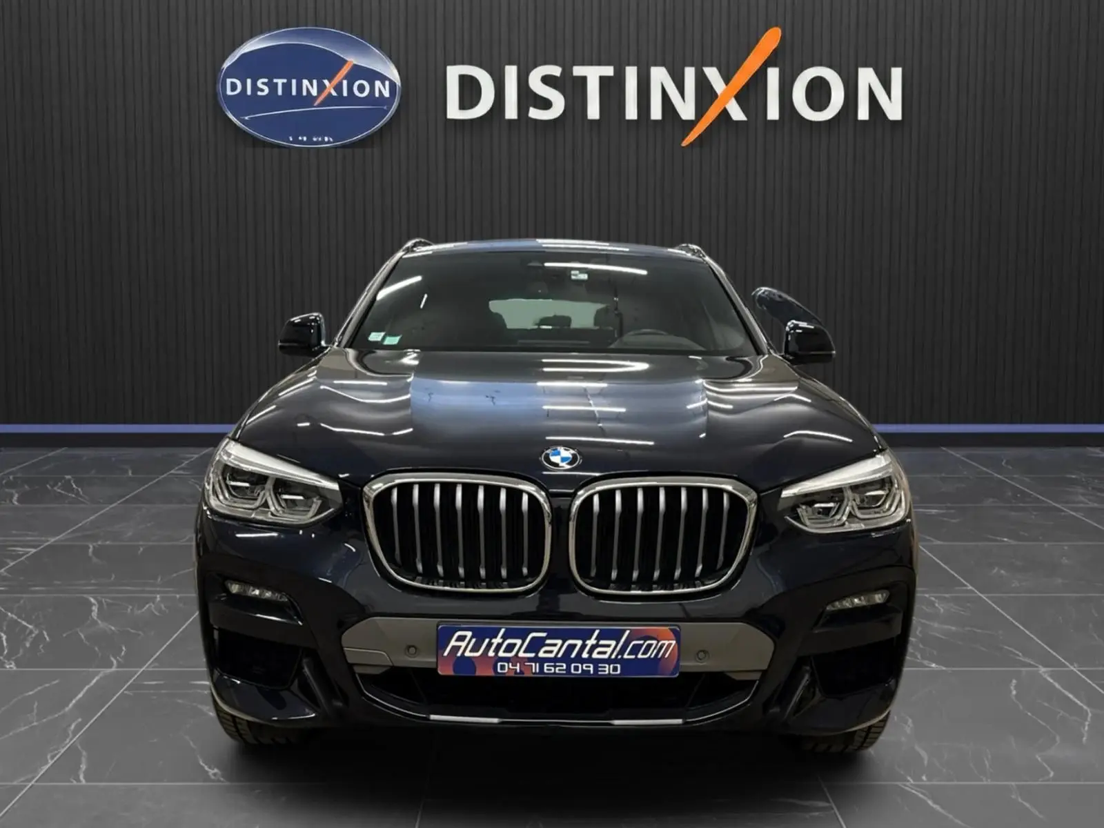Vue frontale d'un BMW X4 XDrive 20d 2020 en Carbonschwarz, avec calandre double haricot et phares LED distinctifs.
