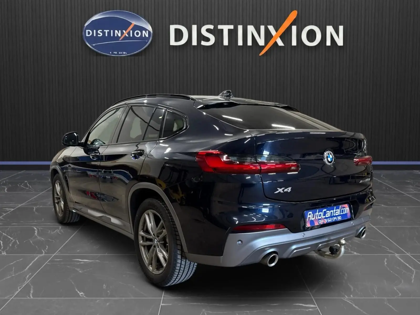 BMW X4 XDrive 20d M SPORT 2020 en Carbonschwarz, vue 3/4 arrière droit avec feux LED et double sortie d’échappement.