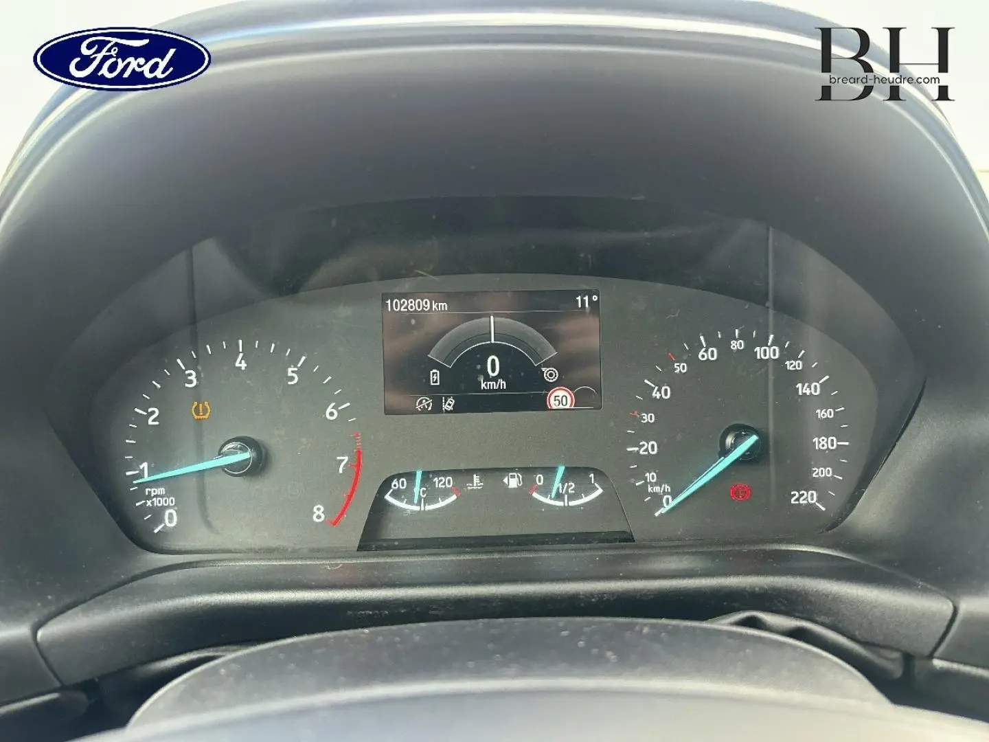 Tableau de bord du Ford Puma 2023 avec compteur digital, compte-tours, vitesse et jauges, affichage clair et moderne.