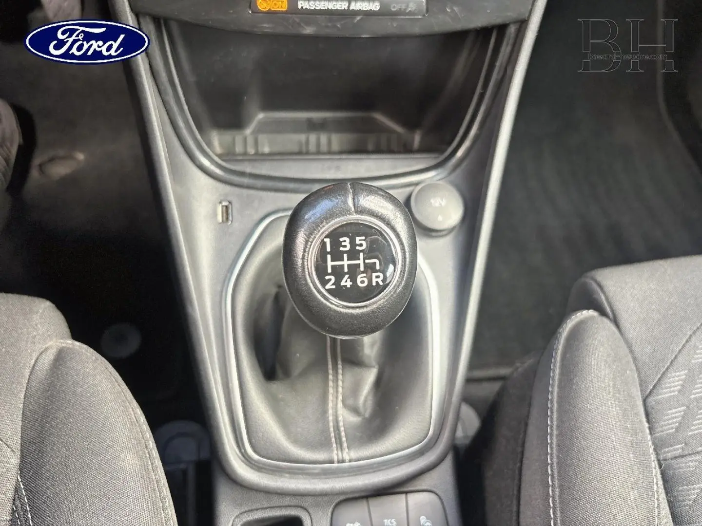 Vue rapprochée de la boîte manuelle noire et du levier de vitesses dans l'habitacle gris du Ford Puma 2023.