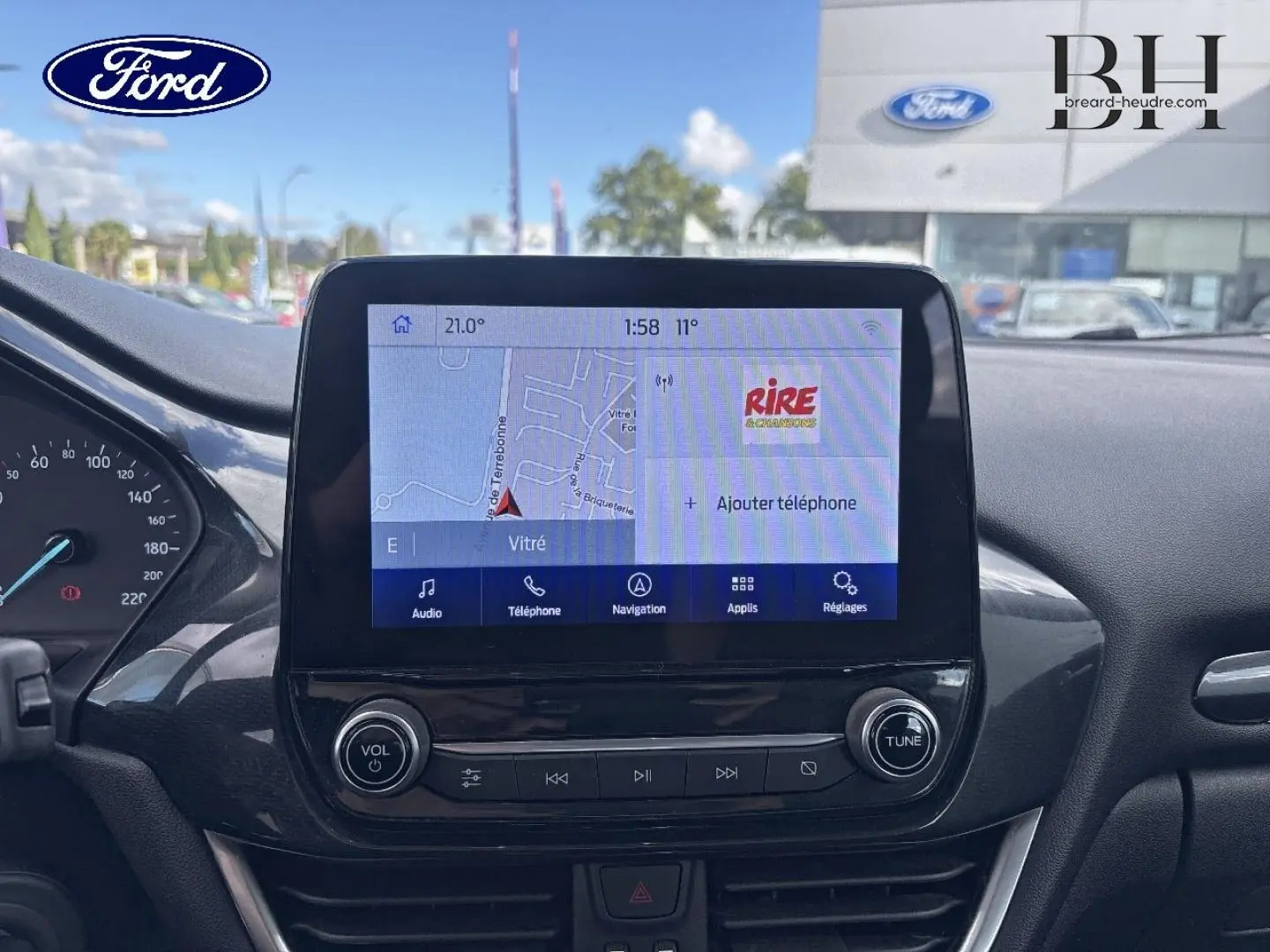 Vue rapprochée de l’écran tactile central du Ford Puma 2023 avec navigation affichée et commandes audio intégrées.