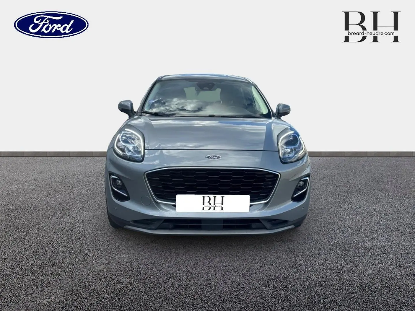 Vue frontale d'un Ford Puma 2023 gris Solar métallisé avec calandre noire et phares LED distinctifs.
