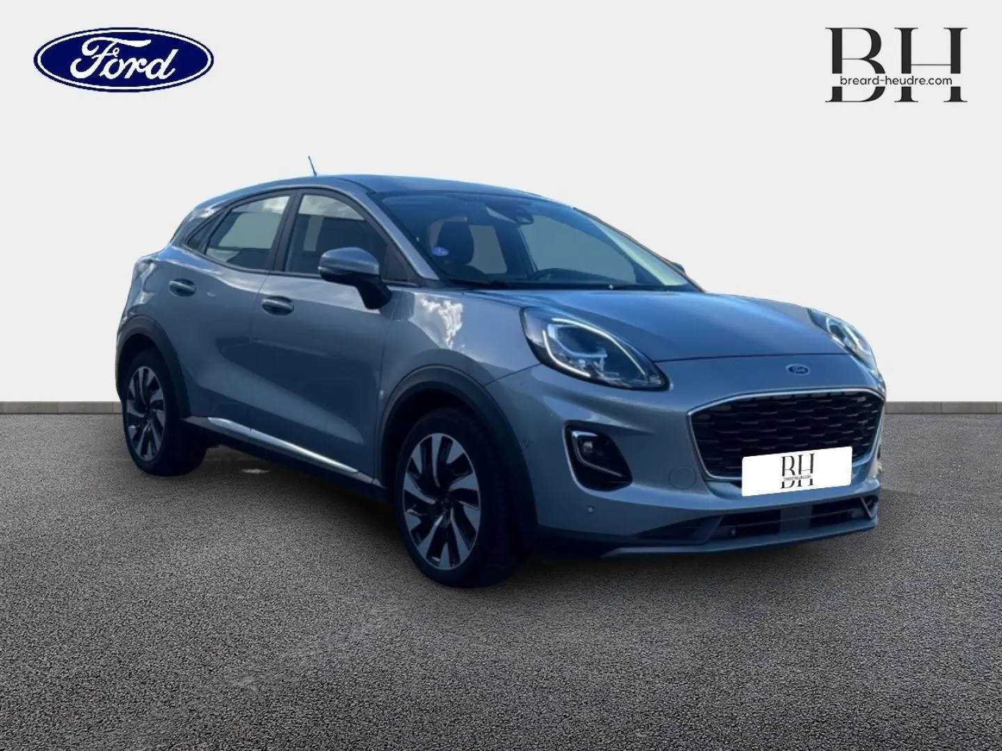 Ford Puma gris Solar métallisé en vue 3/4 avant droit, avec calandre noire et jantes stylisées noires et argent.